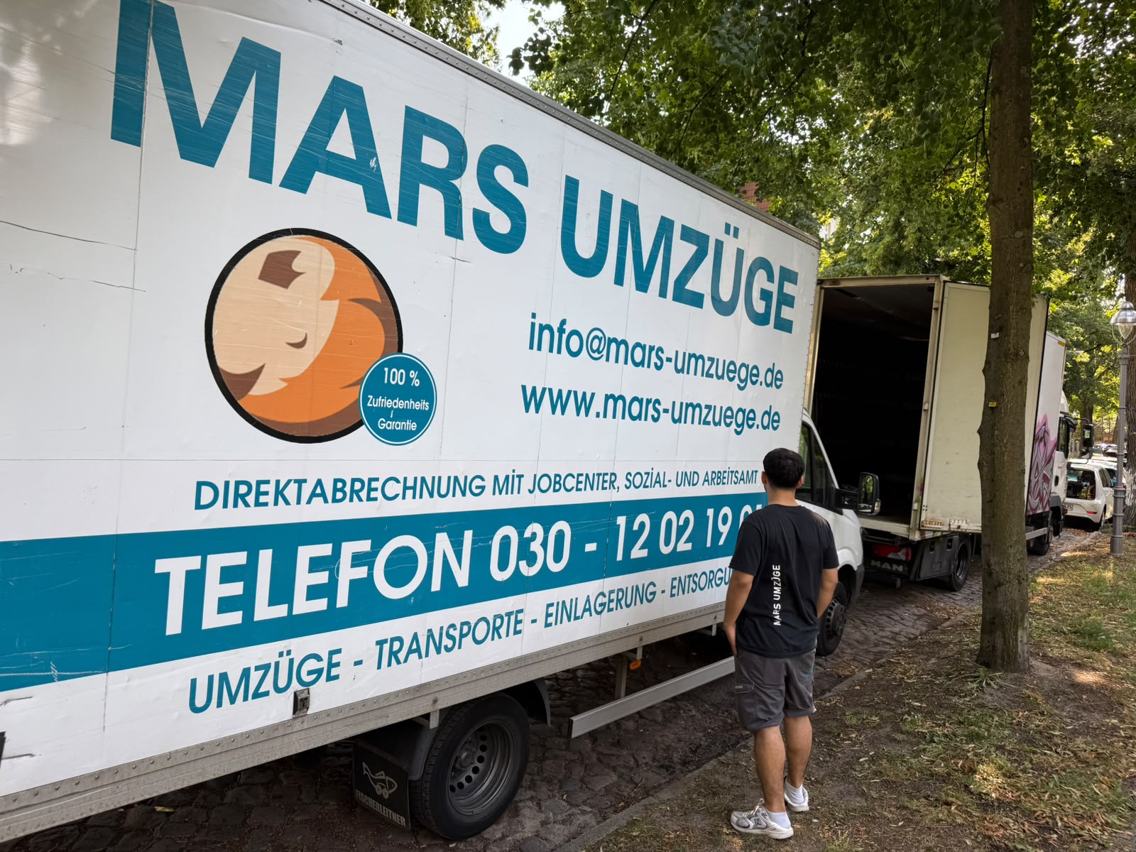 Mitarbeiter von Mars Umzüge belädt den LKW mit Möbeln beim Umzug in Berlin