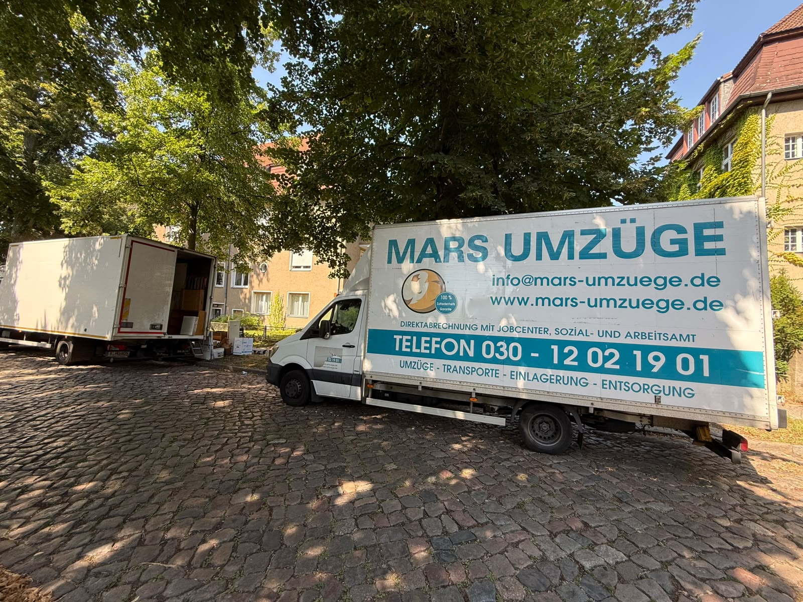 Mars Umzüge LKW vor einem Berliner Vorderhaus beim Umzug von Lichtenberg nach Charlottenburg