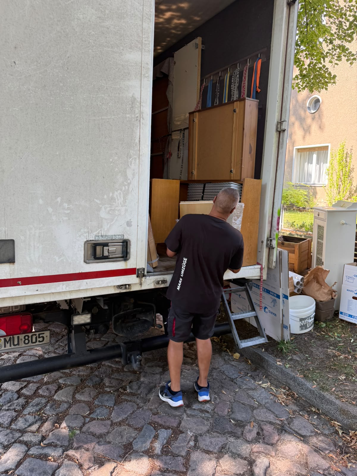 Umzugshelfer von Mars Umzüge am LKW während eines Umzugs in Berlin