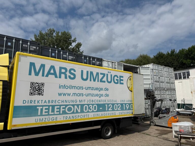 Umzugsfahrzeug von Mars Umzüge steht auf einem Containerdepot zwischen gestapelten Seefrachtcontainern, im Hintergrund ein Gabelstapler